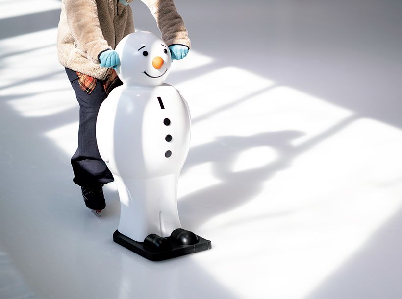 サブリンクで、スノーマン型の氷上そりで遊ぶキッズスケーター。ペンギン型もある。