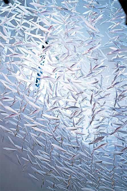 入り口を飾る波のモニュメント。