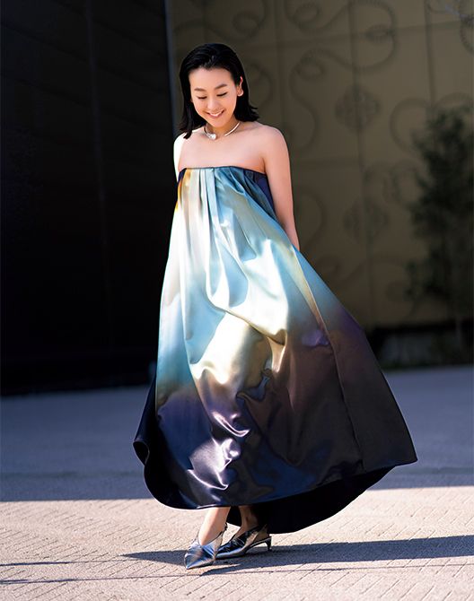 ドレス62万3700円　靴16万2800円／ともにジル サンダー バイ ルーシーアンド ルーク・メイヤー（ジルサンダージャパン）ネックレス576万8400円（予定価格）／ブシュロン（ブシュロン クライアントサービス）