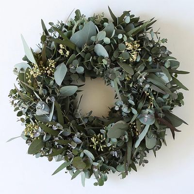 ポポラス、グニー、丸葉、ニッコリー、そして‘銀世界’と、5種類のユーカリを集めてリースに。淡い黄色の蕾はポポラスです。原産地では遠くから眺めたユーカリの林が霞んで見えることを「ブルーフェーズ(青霞)」と呼ぶのだそうです。ちょうどこのリースの色合いでしょうか。木のつるで編んだリースベース（約20cm）を利用。
