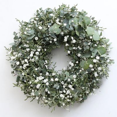 ユーカリ・グニーと‘銀世界’に、コニファー‘ブルーアイス’を加え、さわやかな雰囲気のリースに。ユーカリにはすっきりとした心地よい香りがあるのですが、’銀世界’はとくに香りが強く、‘銀世界’はさわやかで心地よい香りがして、制作しているときから気分がよくなります。木のつるで編んだリースベース（約20cm）を利用。