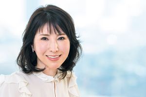 春におすすめのヘアスタイル。柔らかな動きが自然に生まれる上品なミディアム