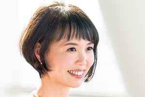 成熟世代におすすめのヘアスタイル。アシメトリーの前下がりショート