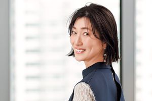 ピンクニュアンスの髪色が新鮮。ハンサムな魅力を引き出すワンレングス