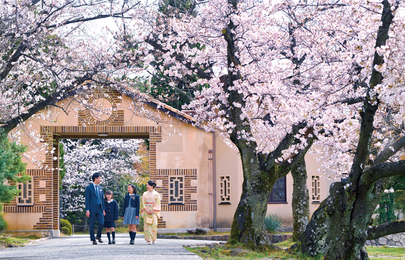 学び舎の桜を訪ねて──神戸女学院、重要文化財のキャンパスが桜色に