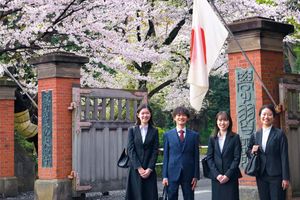 学び舎の桜を訪ねて──伝統と歴史、満開の桜が祝う学習院大学の入学式へ