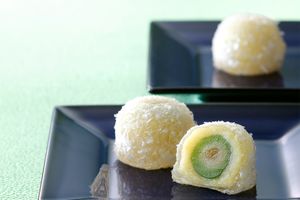 春を感じる果実菓子。フレッシュな若い桃の実をまるごとお餅で包んだ「桃若姫」