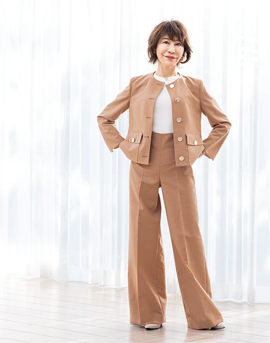 ジャケット53万4600円　ニット11万7700円　パンツ23万9800円／すべてアクリス（アクリスジャパン） TEL：0120-801-922　ピアス49万5000円　ネックレス52万8000円　リング41万8000円　ブレスレット161万7000円／すべてポメラート（ポメラート クライアントサービス）TEL：0120-926-035　靴／スタイリスト私物