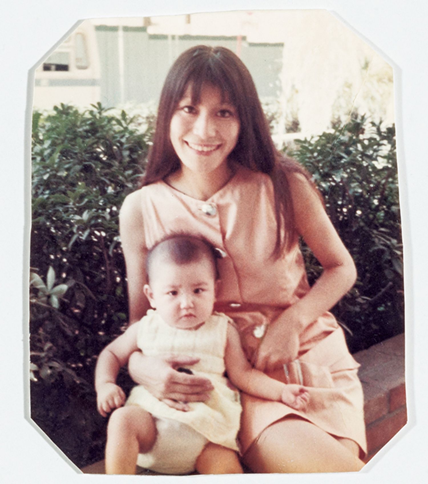 万由子さんの幼い頃、智子さんとの屋外でのひととき。