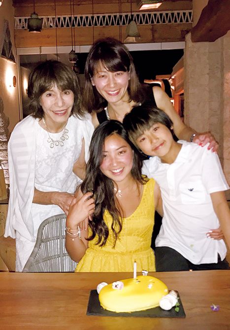 一家でイギリスで暮らしていた頃の向日葵さんの誕生パーティ。旅先のギリシャのミコノス島で。