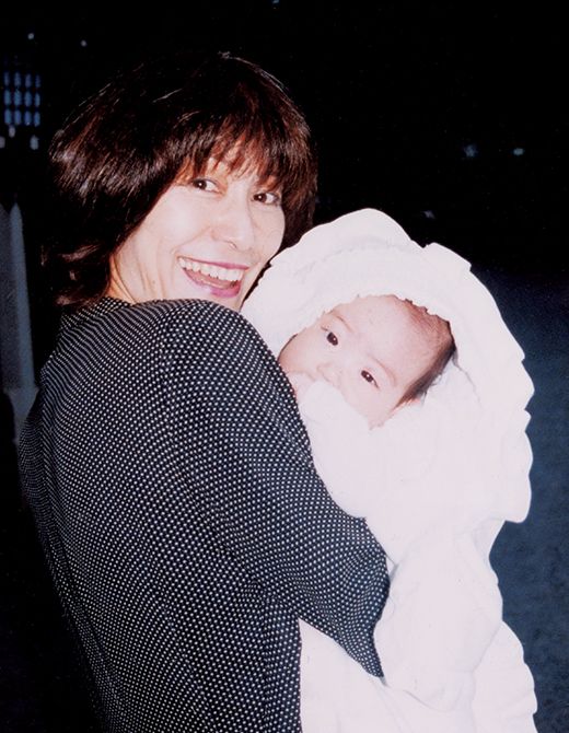 初孫の向日葵さんを抱いた智子さん。