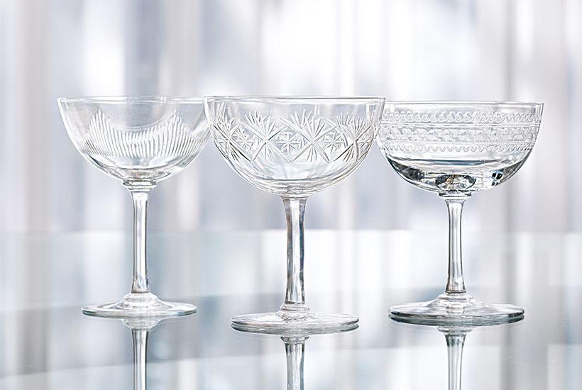 カットがフォトジェニックな古いバカラのシャンパングラス。万由子さんは両サイドの、向日葵さんは中央のグラスがお気に入り。