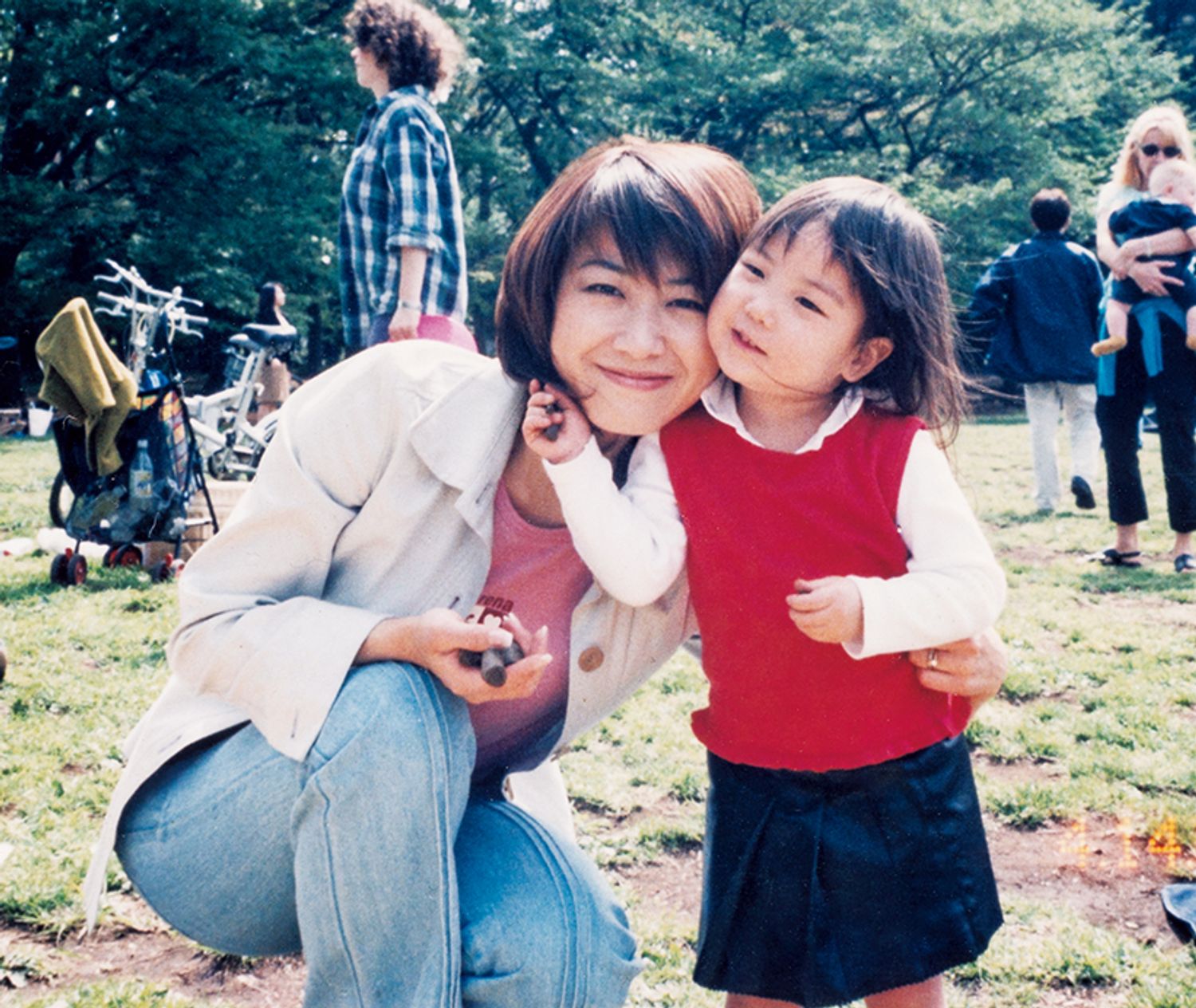 公園で休日を過ごす万由子さんと向日葵さん。「本当に、朝から夕方までずっと公園にいましたね」（万由子さん）。