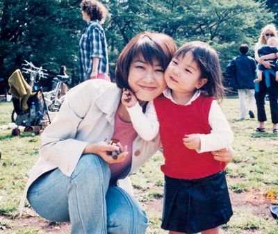 公園で休日を過ごす万由子さんと向日葵さん。「本当に、朝から夕方までずっと公園にいましたね」（万由子さん）。