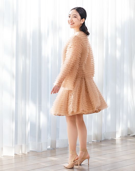 ジャケット44万9900円　スカート（一部店舗限定）29万9200円／ともにアクリス（アクリスジャパン）TEL：0120-801-922　ピアス42万9000円　リング47万3000円　ブレスレット30万8000円／すべてポメラート（ポメラート クライアントサービス）TEL：0120-926-035　靴／スタイリスト私物