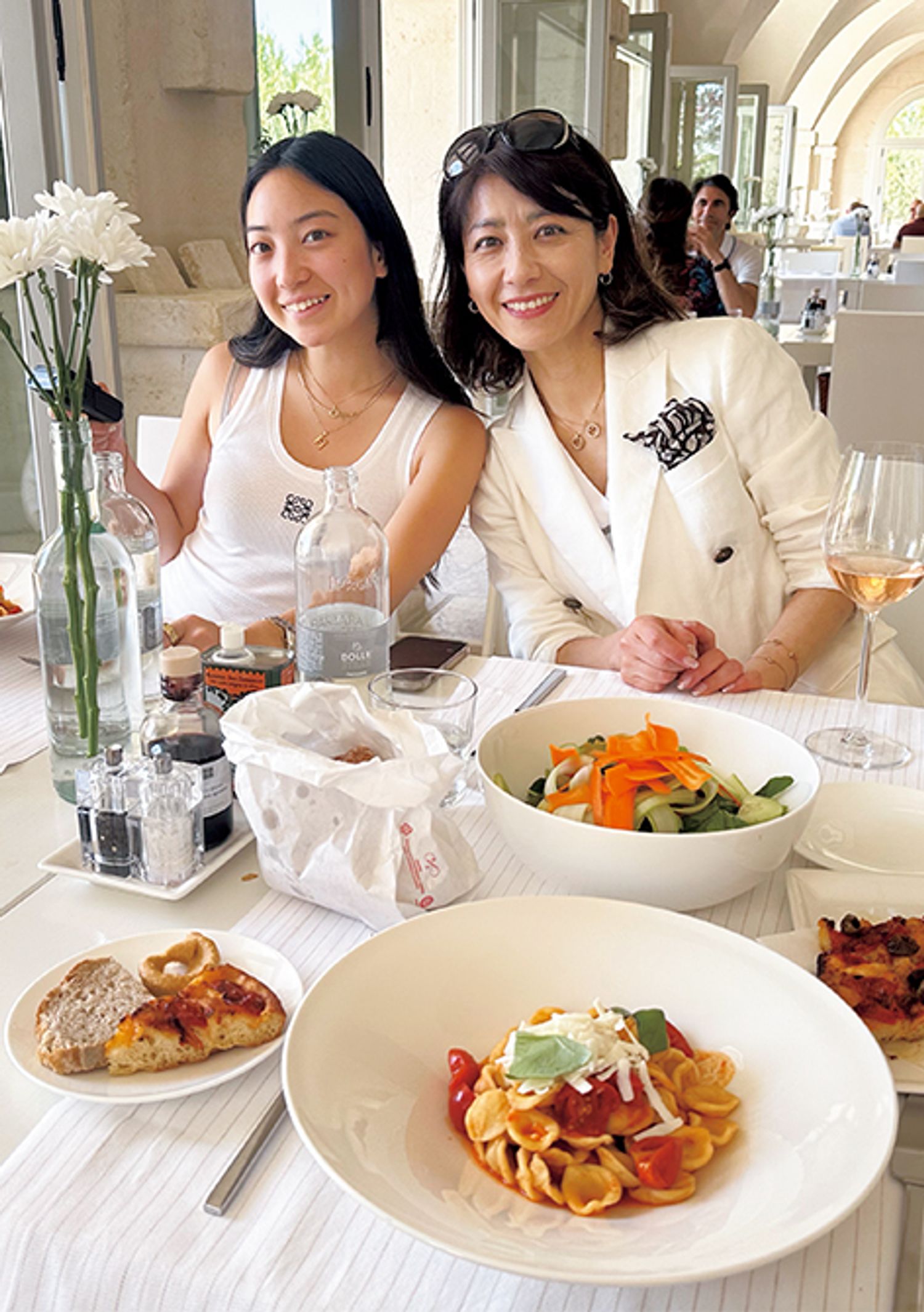 イタリア・プーリアへの旅行中の万由子さんと向日葵さん。旅先での食事は最大の楽しみ。