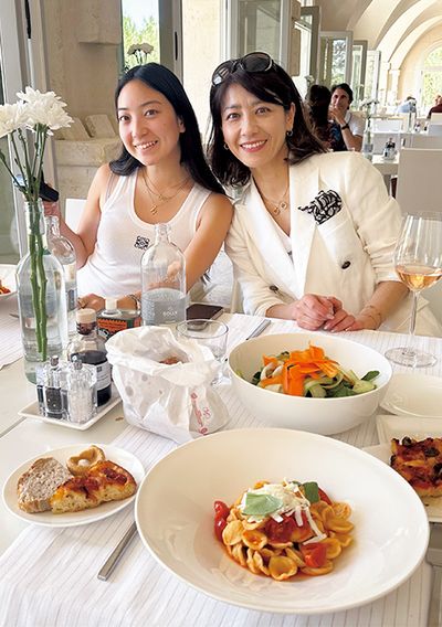 イタリア・プーリアへの旅行中の万由子さんと向日葵さん。旅先での食事は最大の楽しみ。