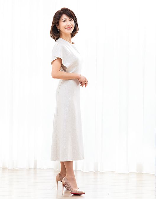 ワンピース75万200円／アクリス（アクリスジャパン）TEL：0120-801-922　ピアス68万2000円　ネックレス55万円　リング40万7000円　ブレスレット56万1000円／すべてポメラート（ポメラート クライアントサービス）TEL：0120-926-035　靴／スタイリスト私物