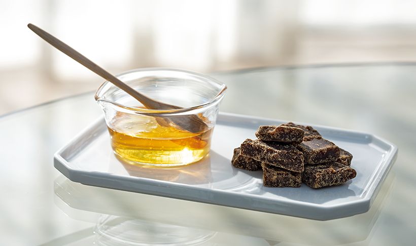 調味料にもこだわる万由子さん。料理に甘みを加えたいときにもはちみつか黒砂糖が定番です。ビタミンやミネラルなどの栄養分もあり、白砂糖よりも低糖質・低カロリーなのがポイントだそう。