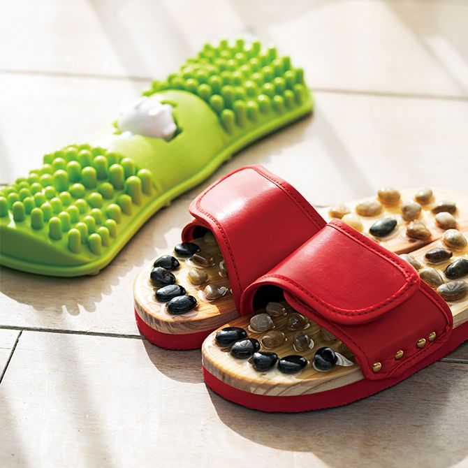 歩いても疲れが出にくいのは体幹がしっかりしていればこそ。足ツボ刺激が万由子さんの日課でもある。