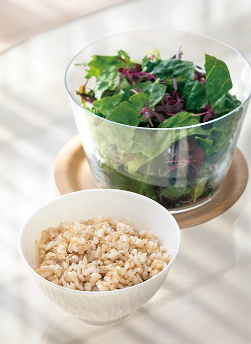 新米の時期以外は玄米をよくとる万由子さん。野菜にかけるドレッシングも、添加物入りのものは使わず、おいしいオリーブオイルにレモンと塩・こしょうでいただくのが万由子さん流。