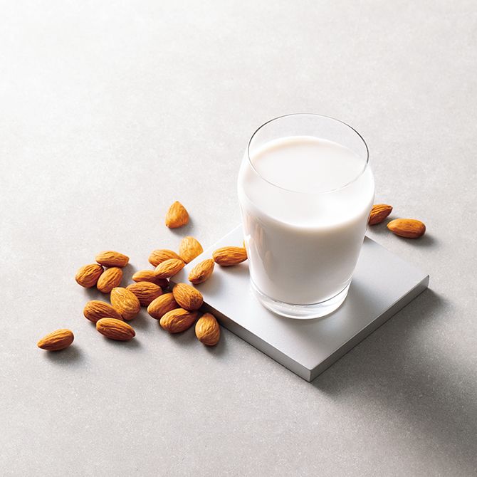 植物性たんぱく質が効率よくとれるアーモンドミルク