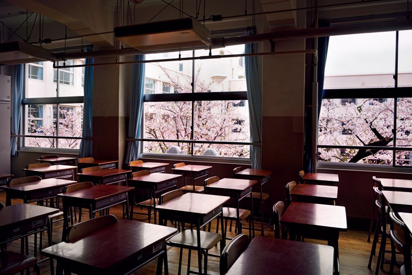 麻布中学校・高等学校教室はいずれも“桜ビュー”。ロの字型の校舎に囲まれた中庭の桜がよく見える。入学式の日、中庭は桜の前で記念撮影をする新入生と家族でにぎわい、幸せな空気で満ち満ちる。