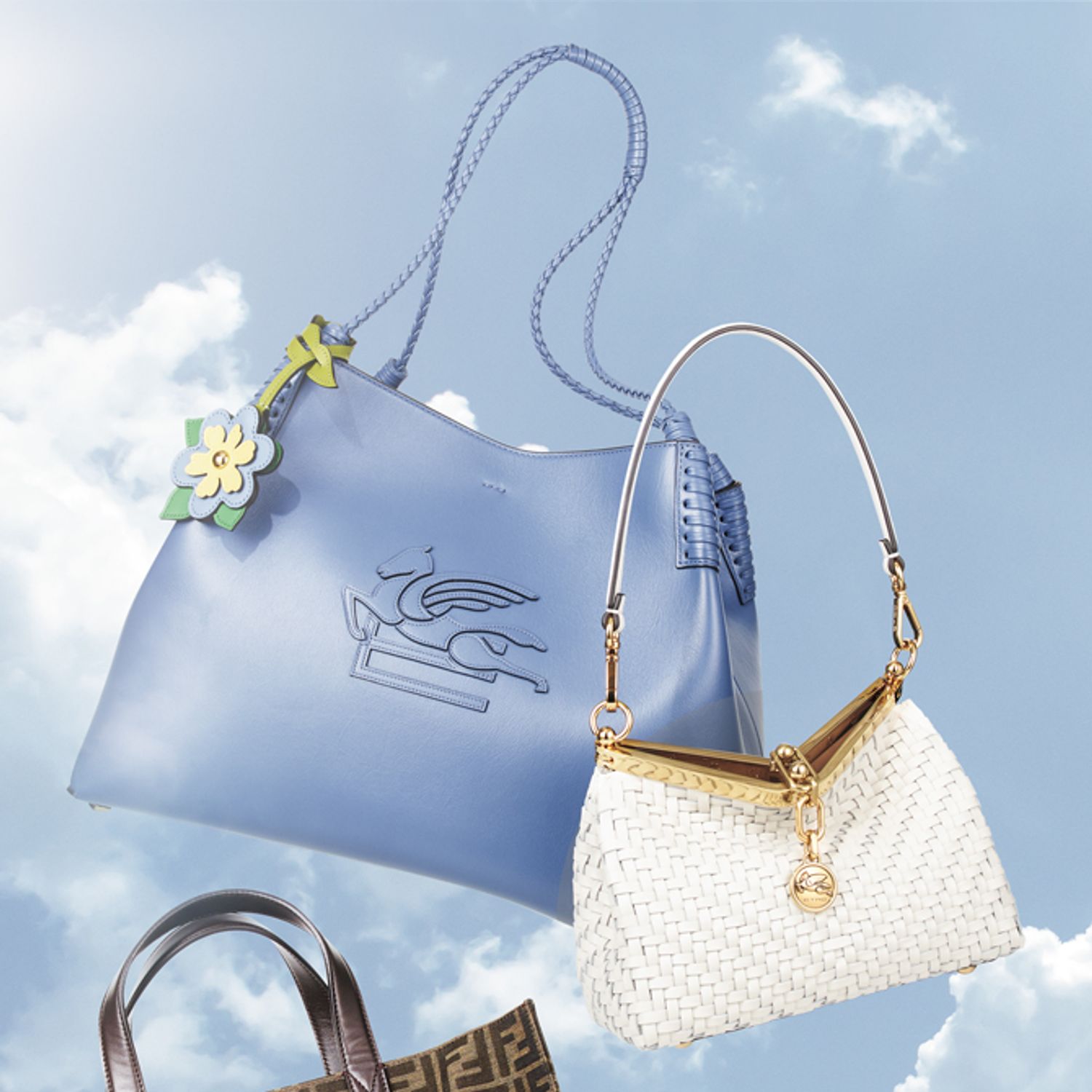 左・バッグ（縦33×横26×マチ13.5センチ）29万7000円　チャーム5万5000円　右・バッグ（縦21.5×横28×マチ11センチ）68万2000円／すべてエトロ（エトロ ジャパン）