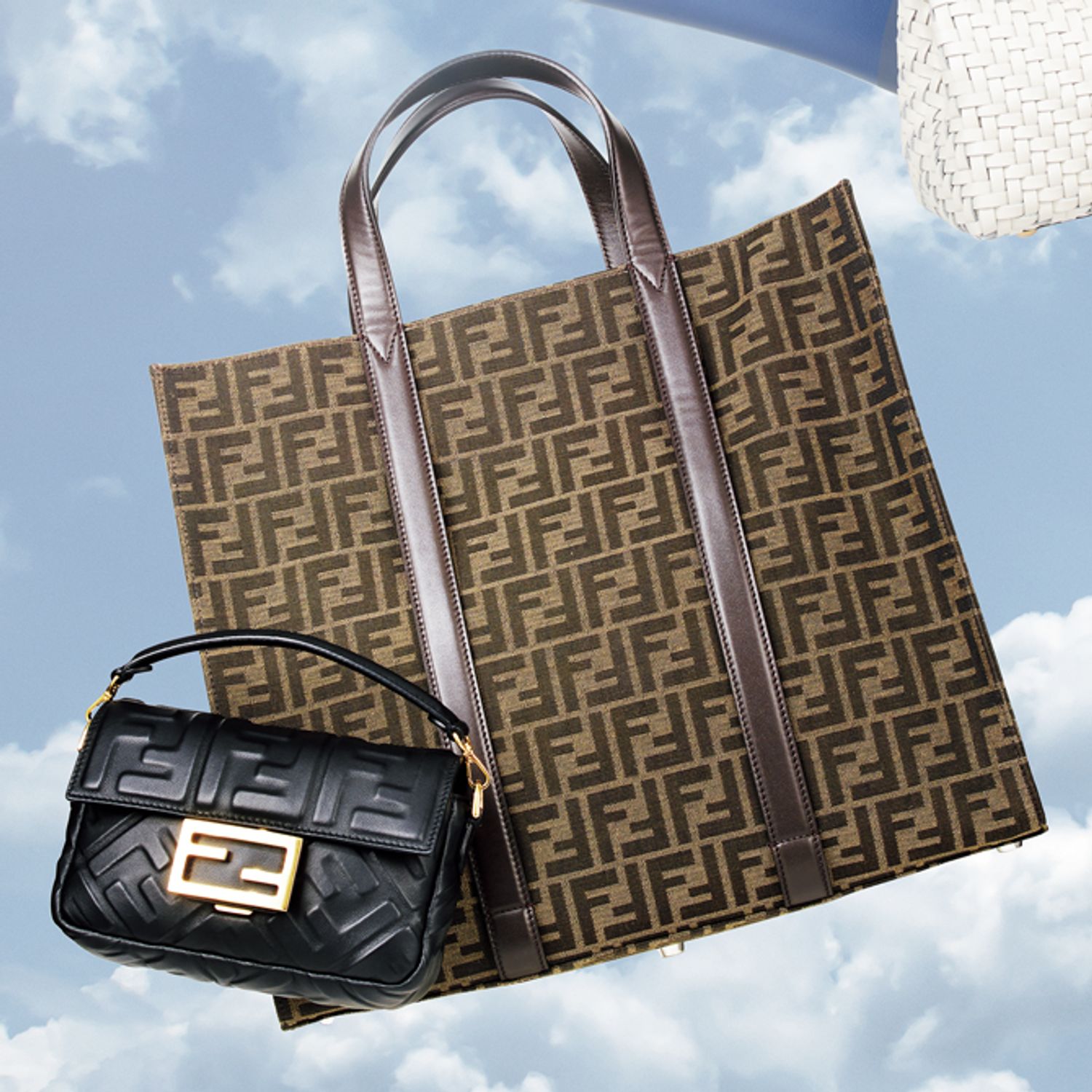 左・「ミニ バゲット」（縦13×横20×マチ5センチ）34万3200円　右・バッグ（縦35×横41×マチ19センチ）30万300円／ともにフェンディ（フェンディ ジャパン）