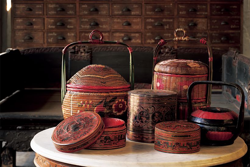 奥の手付きの籠は、中国南 部で19世紀末から20世紀 初頭に作られたフードバス ケット。持ち手についてい る輪は、肩に担いで運ぶ際 に天秤棒を通すためのもの。 各7500バー ツ。手前の漆のボ ックスはさまざまな大きさ、 形状のものがある。