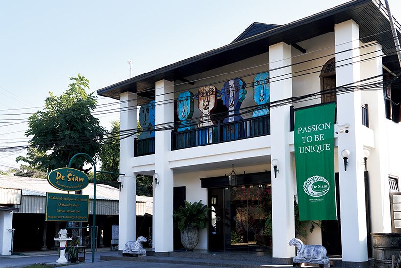 大型の家具から漆器まで インテリアアイテムが充実「De Siam(デ サイアム)」。通り沿いでひと際大きな店構え。向か って左の建物に、家具が数多く並ぶ。 80 Moo 8, Ban Tawai Road, Hang Dong, Chiang Mai 電話:+66(- 0)53-441-254 8時~17時 営業時間:日曜定休
