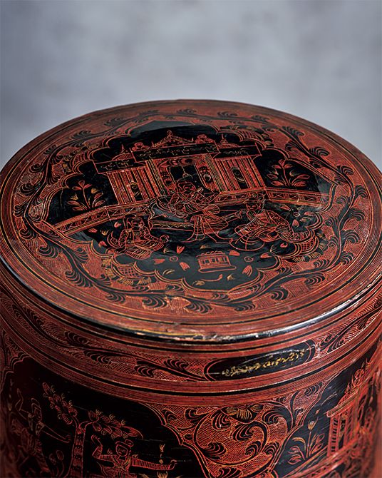 上・蓋を開けた状態。本体は深さがあり、中蓋が 1枚または2枚付属。下・漆を塗り重ねた表面を 線彫りし、そこに色漆を充塡する漆芸技法が蒟 醬。蓋の表面や側面、本体の側面などに、時間と 手間をかけたであろう細密な絵が描かれている。