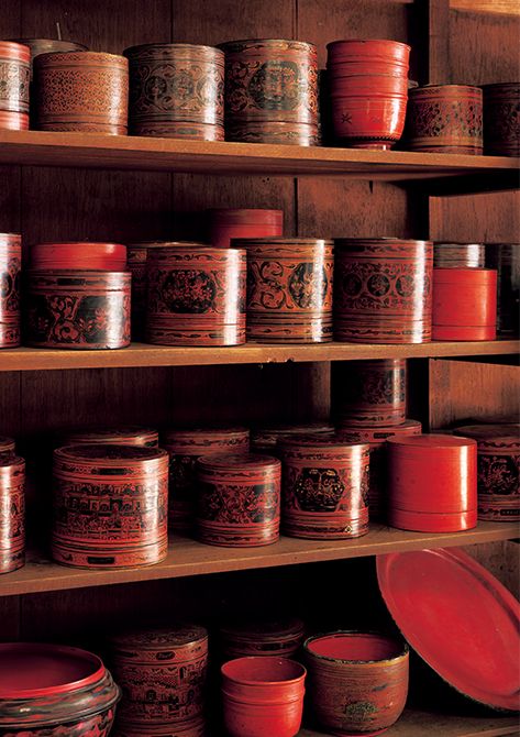 棚にずらりと並ぶヴィンテージの漆のボックスはミ ャンマー製。かつては数多く出回っていたが、現代 では稀少に。大きさや状態により5000～3万バー ツ。