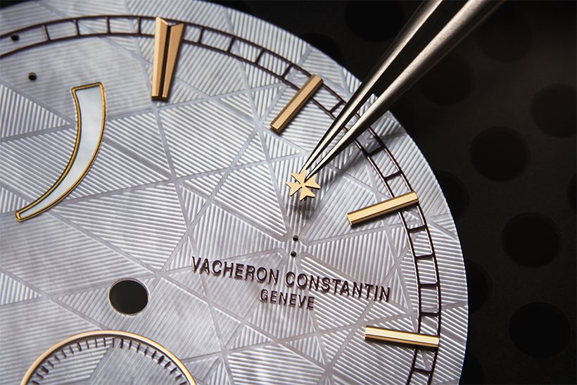 マルタ十字に着想を得て、マザーオブパールのダイヤルに繊細な幾何学模様が彫り込まれて。