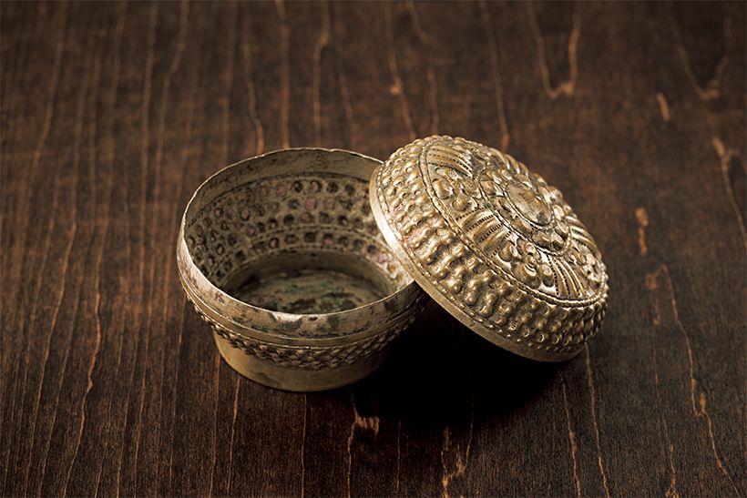 薄手で繊細に作られているため、 手取りは思いのほか軽い。