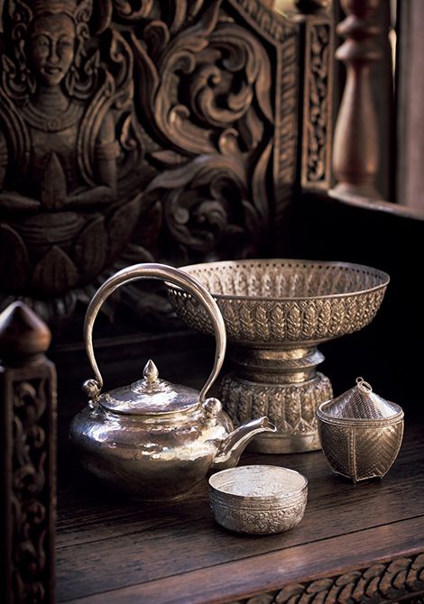 鍛金の技によりさまざまな表情を見せる銀細工。奥から、ヴィンテージのフラワートレー2万3688バー ツ、 竹籠を編むように制作したバスケット9840バー ツ、鎚目の美しいティーポット3万バー ツ、カップ3600バー ツ。