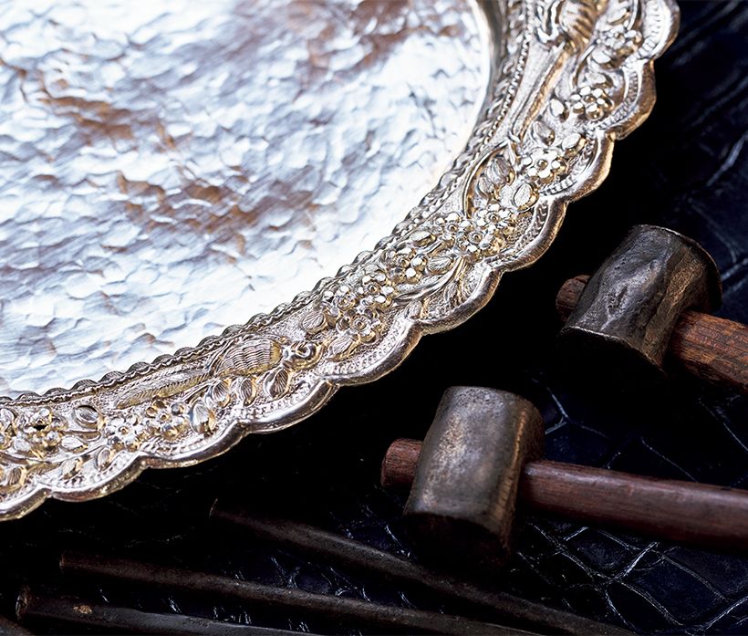 金槌と当て金で繊細な文様を表現したトレー1万2000バーツ。貴重な銀を預けて制作してもらうため、現在では外部の信用できる職 人1人のみに制作を依頼している。