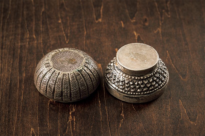 高台の形もさまざま。時代がつ いたシルバーの色合いも魅力。