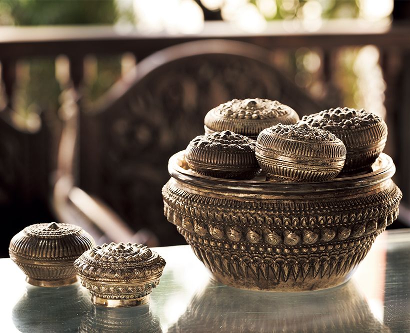 チェンマイで は銀など金属製のビンロウ 入れが使われていたという。 いずれもヴィンテージ品で、 右のセットで7万1568バー ツ。