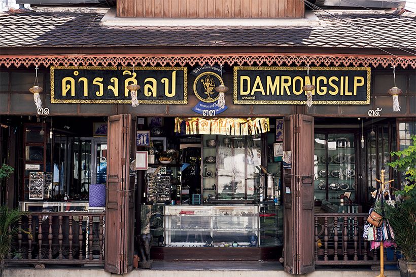 店内の様子が外から見えるオープンな店構え。前 の通りは土曜の夜、マーケットが開かれる。