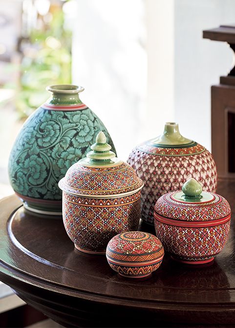 繊細なタイスタイルの絵付けができるのは、 1人の職人だけ。奥の花器は左が1万バー ツ、右が1万 6000バー ツなど。
