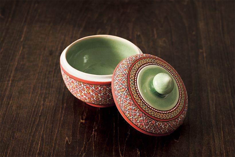 上・中と蓋裏、つまみの部分は 絵付けがなく、翡翠色の釉薬 がかかっている。右・高台内に はBaan Celadon for LeBon Bonの文字が入る。