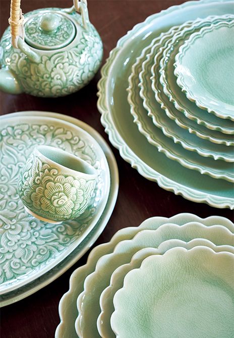 翡翠色が美しいプレートは、プ レーン、輪花、彫りで文様を入れたものなど、さ まざま。右奥の輪花のプレートは上の小さいもの が400バー ツ、下の大皿が3000バー ツ、左下のオーバルプ レート1800バー ツ、ティーカップ550バー ツなど。