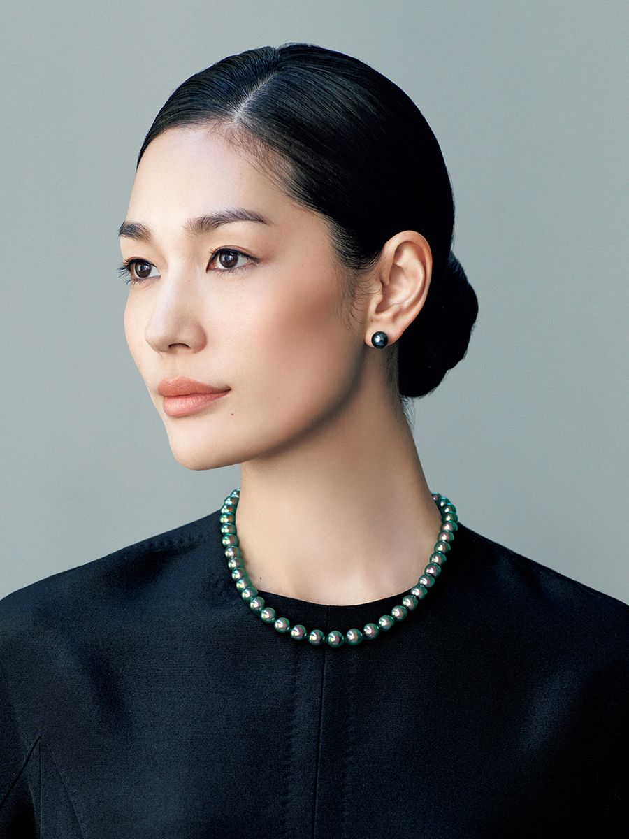 ネックレス（WG×タヒチパール8.3～10.5ミリ）660万円　ピアス（WG×タヒチパール9.68、9.70ミリ）8万8000円／ともにタヒチパール プロモーション　ワンピース33万円／ミカコ ナカムラ（ミカコ ナカムラ 南青山サロン）