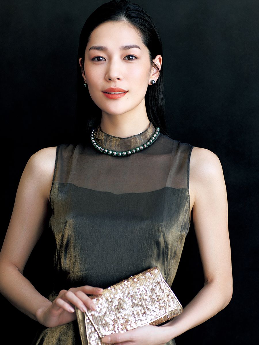 ネックレス（WG×タヒチパール8.3～10.5ミリ）660万円　ピアス（WG×タヒチパール9.68、9.70ミリ）8万8000円／ともにタヒチパール プロモーション　ドレス59万5100円　バッグ21万8900円／ともにアクリス（アクリスジャパン）