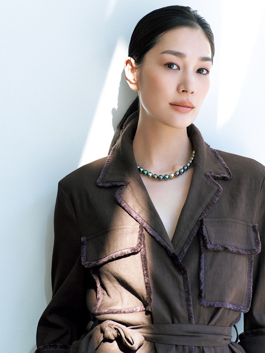 ネックレス（WG×タヒチパール10.0～10.9ミリ）242万円／タヒチパール プロモーション ジャケット11万6600円／セブンティ ヴェネツィア（サン・フレール）