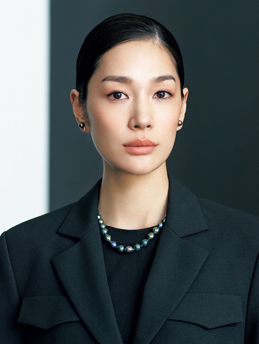 ネックレス（WG×タヒチパール8.0～11.0ミリ）17万6000円（参考価格）　イヤリング（WG×タヒチパール8.48、8.61ミリ）22万円／ともにタヒチパール プロモーション　ジャケット17万1600円／ドロシー シューマッハ　インナー4万1800円／アルファ ストゥディオ（ともにサン・フレール）