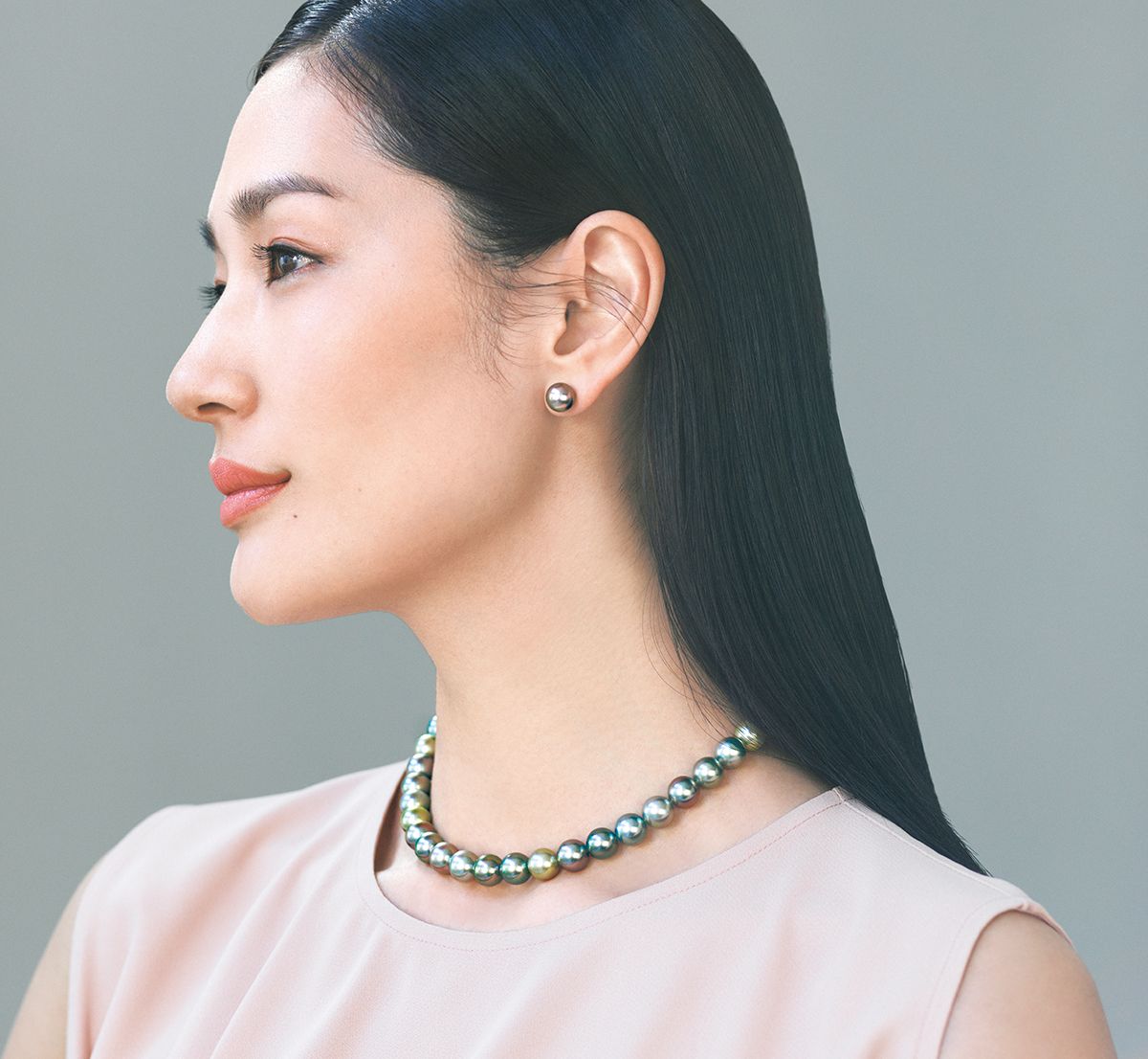 ネックレス（WG×タヒチパール9.4～10.7ミリ）275万円　ピアス（WG×タヒチパール9.28、9.49ミリ）19万8000円／ともにタヒチパール プロモーション　プルオーバー４万7300円／リビアナ コンティ（グルッポタナカ）