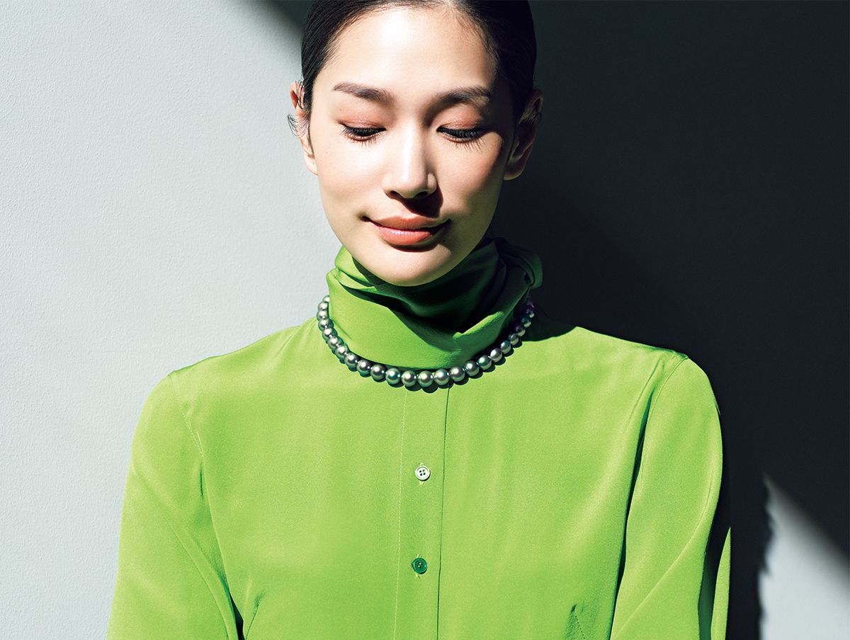 ネックレス（WG×タヒチパール10.0～11.9ミリ）66万円／タヒチパール プロモーション　ブラウス25万5200円／アクリス（アクリスジャパン）