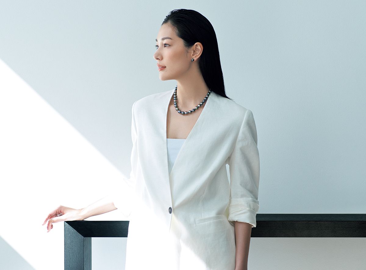 ネックレス（WG×タヒチパール8.0～11.0ミリ）17万6000円（参考価格）　ピアス（WG×タヒチパール9.68、9.70ミリ）8万8000円／ともにタヒチパール プロモーション　ジャケット6万4900円　ビスチェ3万4100円／ともにリビアナコンティ（グルッポタナカ）